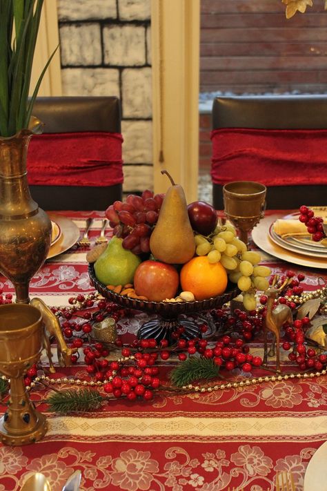 Medieval Banquet Dinner Party with Menu, Recipes & Games Medieval Table Setting, Medieval Table Decorations, Medieval Dinner Party, Medieval Party Decorations, Skyrim Party, Medieval Dinner, Chic Party Ideas, Pears In Red Wine, Dinner Party Entrees