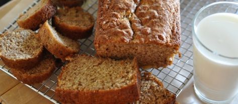 When I was growing up, my mom made us banana loaf. It was moist and had warm-tasting spices of cinnamon, nutmeg and cloves, reminiscent of apple or pumpkin pie. Large Batch Banana Bread Recipe, Pumpkin Banana Muffins, Super Moist Banana Bread, Cooking Bananas, Mom On Timeout, Banana Bread Recipe Healthy, Easy Banana Bread Recipe, Healthy Cake Recipes, Healthy Chocolate Chip