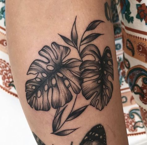 Monstera And Flowers Tattoo, American Traditional Monstera, Monstera Tattoo Traditional, Plant Leaves Tattoo, Traditional Shoulder Tattoos For Women, Shaded Tattoos Women, Monstera Tattoos Leaves, Plant Tatoos, Monstera Tattoo Design