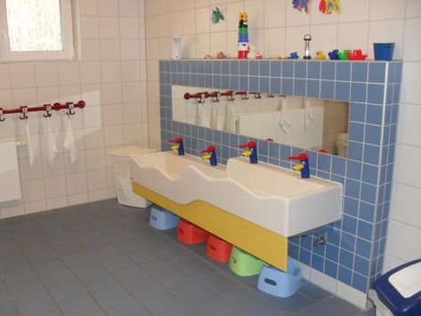 Preschool Room Layout Classroom Setup, Daycare Bathroom Ideas, Kindergarten Bathroom, Daycare Bathroom, Daycare Floor Plans, Bathroom Ideas For Kids, Daycare Room Design, Indoor Playroom, Preschool Designs