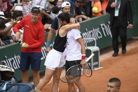 Roland-Garros a Twitteren: "Old friends say hello on the clay.  #RG18… " Tennis Tips, Tennis Gear, Tennis Bag, Drop Shot, Tennis Club, Racquets, Tennis Clubs, Oversized Bag, Maria Sharapova