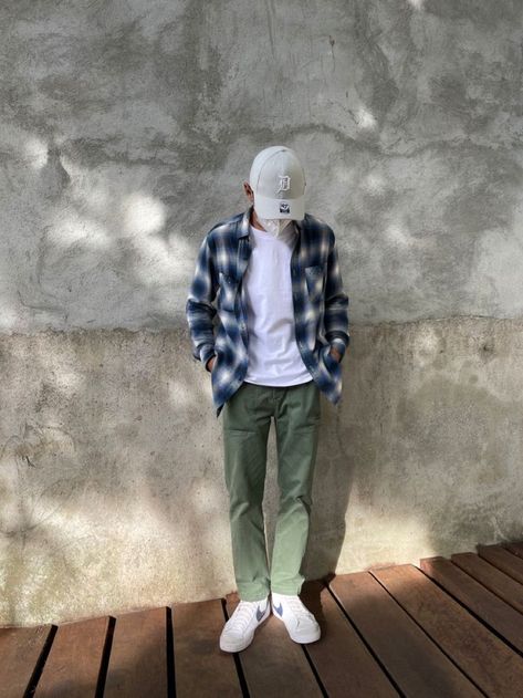 Flanel Outfit Mens, Leather Sneakers Outfit, Flannel Outfit, Sneakers Outfit Men, Style Flannel, Minimalist Fashion Men, Preppy Mens Fashion, Dressy Casual Outfits, Street Style Outfits Men