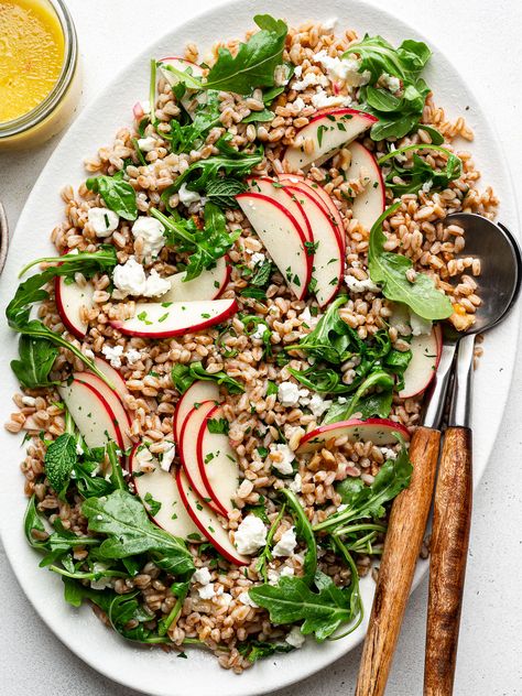 Farro Arugula Salad - Sandra Valvassori Farro Arugula Salad, Salad Farro, Farro Salad Recipes, Farro Salad, Honey Mustard Dressing, Baby Arugula, Arugula Salad, Apple Slices, Honey Mustard