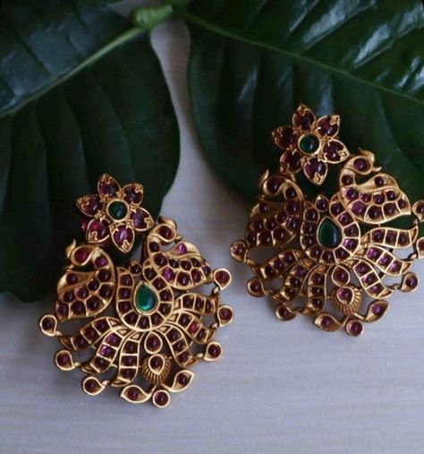 https://in.pinterest.com/krishnajewellersjubileehills/ Jewellery Design Ideas, Handmade Necklace Designs, Temple Jewellery Earrings, Floral Peacock, Antique Gold Earrings, Antique Necklaces Design, Antique Jewellery Designs, Antique Bridal Jewelry, Antique Jewelry Indian