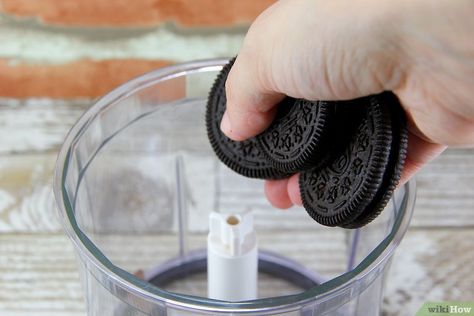 3 Ways to Crush Oreos - wikiHow White Oreos, Crushed Oreo, Oreo Cream, Oreo Ice Cream, Oreo Balls, When Your Crush, Cookie Hacks, Crushed Oreos, Oreo Crust