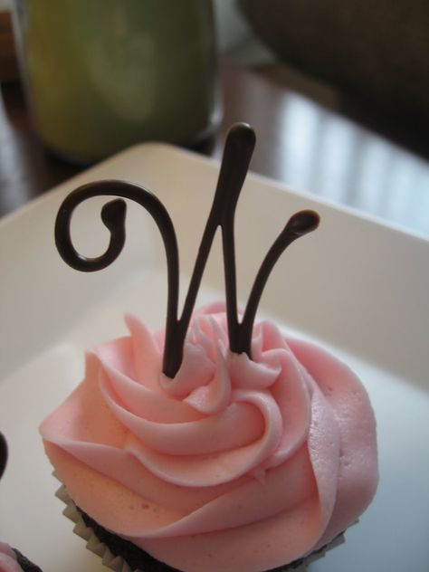 Cake Decorating Ideas | Chocolate cupcake with buttercream frosting and a chocolate monogram ... Monogram Cupcakes, Deco Cupcake, Cupcake Designs, Chocolate Decorations, Letter W, Yummy Cupcakes, Wedding Cupcakes, Cake Decorating Tips, Food Cakes