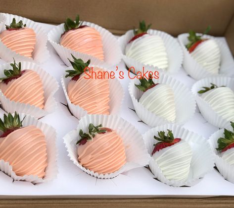 Peach and white dipped strawberries Peach Themed Desserts, Peach Themed Food, Peach Birthday Party Food, Peach Theme Party, Peach Theme Birthday, Peach Party Theme, Peach Party Food, Peach Bridal Shower Ideas, Peach Theme Bridal Shower Ideas