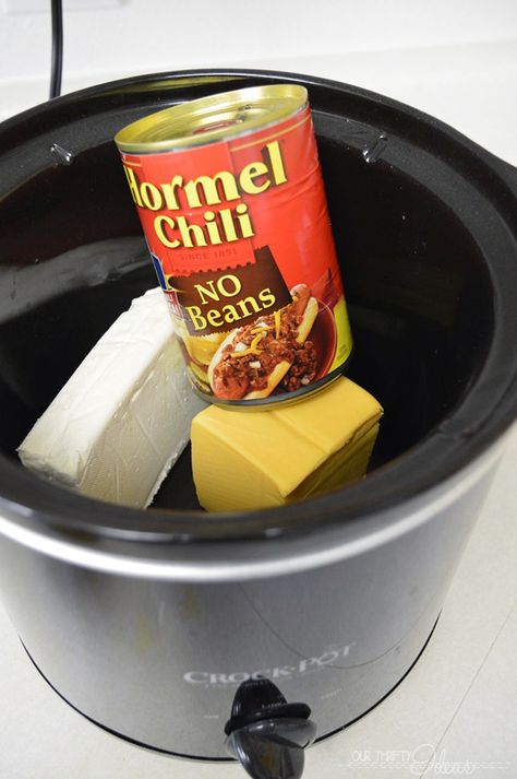 Crockpot Chili con Queso - Our Thrifty Ideas Crockpot Finger Foods, Queso Chili, Crockpot Queso, Food Crockpot, Chili Crockpot, Crock Pot Dips, Chili Cheese Dips, Crockpot Appetizers, Chili Dip