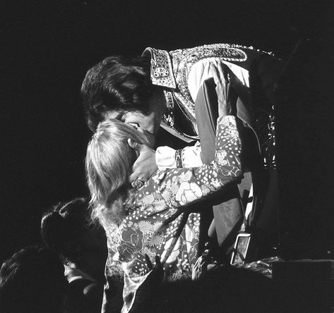 Elvis Presley shook up the Springfield Civic Center 40 years ago - masslive.com Elvis Kissing, Elvis Presley Concerts, Elvis Jumpsuits, Elvis In Concert, Elvis Presley Pictures, Joseph Jackson, King Of Pop, Elvis Presley Photos, Lucky Ladies