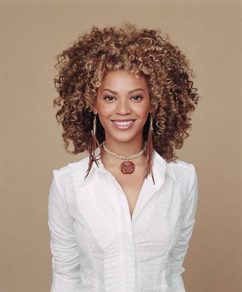 Beyoncé FANPAGE on Instagram: “Beyoncé photoshoot by Jack Guy - 2002” Beyonce Natural Hair, Beyonce Natural, Beyonce Curly Hair, Beyonce Photoshoot, Queen Bee Beyonce, Beyonce Style, Beyoncé Giselle Knowles-carter, Beyoncé Giselle Knowles, Kylie Jenner Style