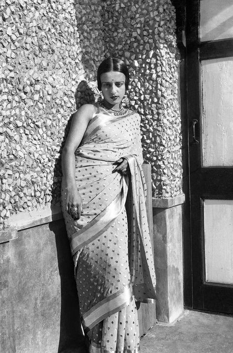 Amrita Sher-Gil wearing a zari sari, Simla, India c.1936 by Umrao Singh Sher-Gil Amrita Sher Gil, Waheeda Rehman, Gallery Of Modern Art, Vintage India, Vintage Bollywood, Indian Movies, Coco Chanel, Indian Outfits, Bollywood Actress