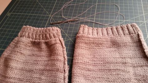 Fix Stretched Sweater Cuffs with elastic thread. Sweater Hacks, Diy Cardigan, Newspaper Dress, Sewing Alterations, Sewing Elastic, Old Sweater, Elastic Thread, Loose Knit Sweaters, Altering Clothes