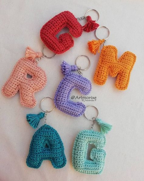 Crocheted Keychains, ميدالية مفاتيح, Crochet Alphabet, Crochet Letters, Keychain Craft, Crochet Keychain Pattern, Pola Amigurumi, Clothes Crochet, Kids Crochet