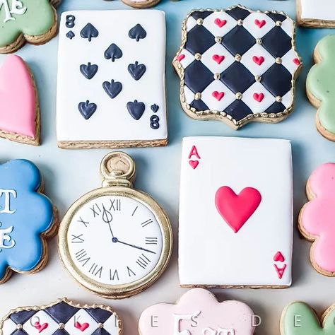 Alice In Wonderland Royal Icing Cookies, Alice And Wonderland Cookies, Alice In Wonderland Cookies Decorated, Alice Cookies, Clock Cookies, Book Bakery, Alice In Wonderland Cookies, Tim Burton Party, Wonderland Cookies