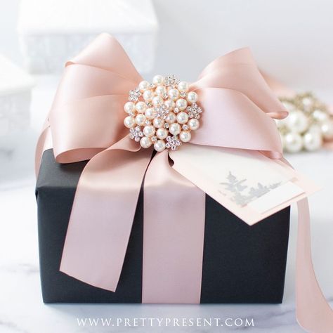 Black Kraft & Pearled Pink Gift Wrapped Present by Pretty Present Gift Wrapping Service Sophisticated Gift Wrapping, Feminine Gift Wrapping Ideas, Luxury Wrapping Ideas, Classy Gift Wrapping, Bridal Shower Gift Wrap, Pink Gift Wrapping Ideas, Baby Gift Wrapping Ideas, Elegant Gift Wrapping Classy, Bridal Shower Gift Wrapping Ideas