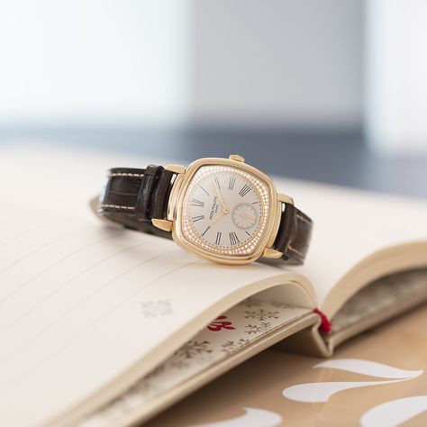 With its rectangular, tonneau- or cushion-shaped cases, the Gondolo collection brings together most of Patek Philippe’s “form” watches, the term for all those that are not round. their strong lines, timeless style and geometric simplicity are a contemporary interpretation of the art deco style, which coincided with one of Patek Philippe’s own golden ages.⁠
⁠
Hamra Jewelers is an Authorized Patek Philippe Retailer.⁠
⁠
#PatekPhilippe #PatekTime #7041R #Gondolo #HamraJewelers Patek Philippe Watches, Patek Philippe, Art Deco Style, Deco Style, Art Deco Fashion, Timeless Style, Timeless Fashion, Art Deco, Bring It On