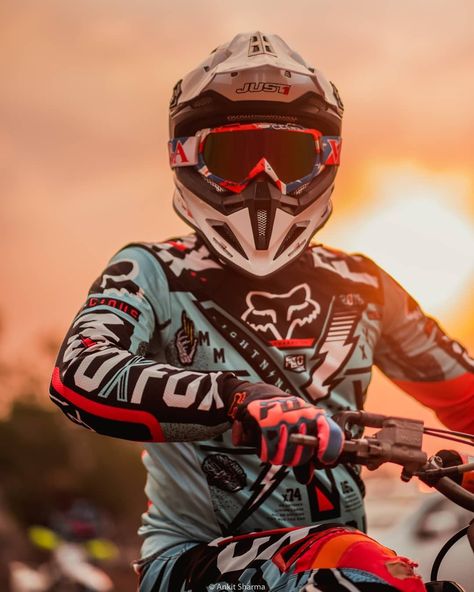 Dirt Bike Photoshoot, Motocross Photography, Motorcycle Photo Shoot, Moto Wallpapers, Cool Bike Helmets, Dirt Bike Gear, Bike Icon, Cool Dirt Bikes, Image Moto