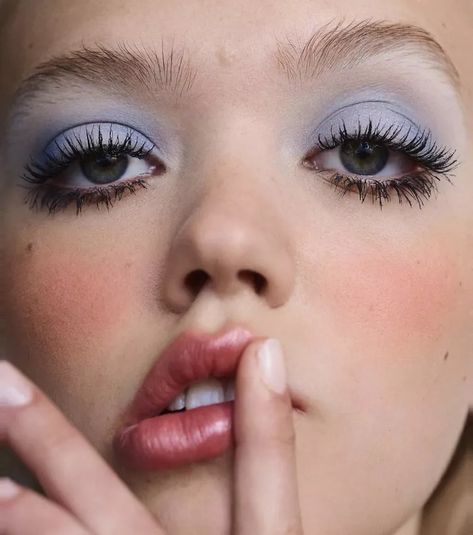 These '70s Inspired Makeup Looks Are Perfect For Party Season 1985 Makeup, Blue Eyeshadow Blue Eyes, 60s 70s Makeup, Makeup For Gingers, Stage Makeup Theatre, Southern Makeup, Rococo Makeup, Full Face Makeup Looks, Bisexual Makeup