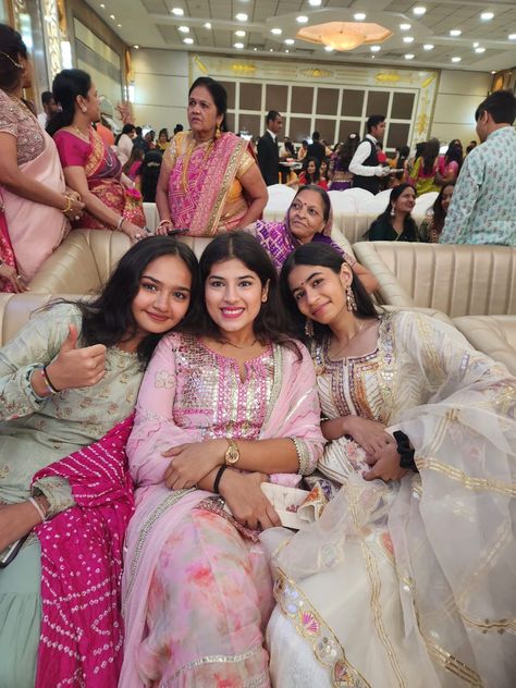 Group Picture Poses, Indian Bride Photography Poses, Indian Family, Bride Photography Poses, Group Picture, Foodie Instagram, Lehenga Blouse Designs, Poses Women, Snap Friends