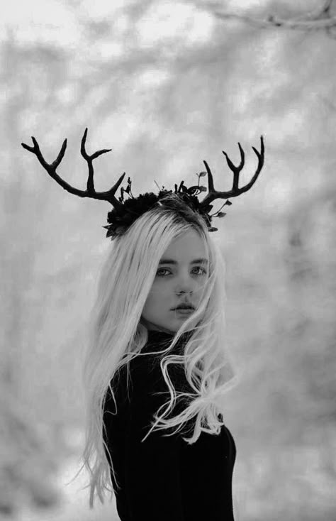 Dark Winter Photoshoot, Creative Winter Photoshoot, Winter Fantasy Photoshoot, Winter Fairytale Photoshoot, Yule Photoshoot, Yule Costume, Goth Photoshoot Ideas, Goth Poses, Yule Goddess