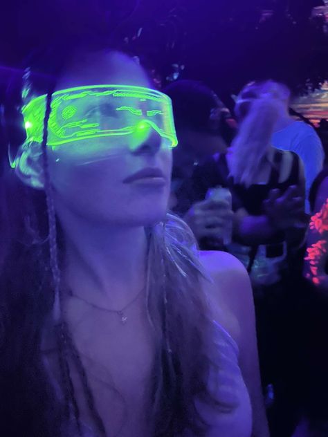 Neon Frat Party, Rave Pics Aesthetic, Rave Vibes Aesthetic, Rave Photoshoot Ideas, Cyberpunk Party Ideas, Rave Aesthetic Party, Glow Party Aesthetic, Futuristic Rave Outfit, Plur Aesthetic