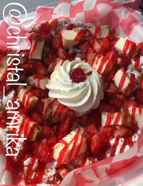 Strawberry cheesecake funnel cake Cake Dessert Recipes, Strawberry Cheesecake Chimichangas, Funnel Cake Recipe, Cheesecake Bites Recipe, Caramel Apple Cheesecake, Baked Strawberries, Dessert Cake Recipes, Funnel Cake, Easy Treats