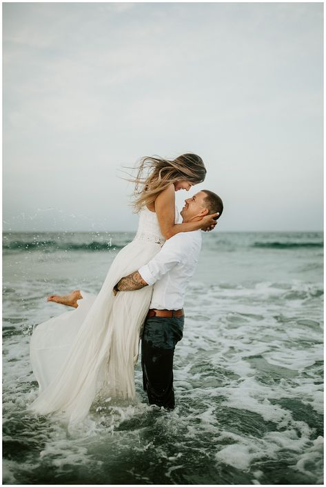 Wedding Pictures Beach, Beach Wedding Pics, Engagement Photo Shoot Beach, Engagement Pictures Beach, Couples Beach Photography, Wedding Fotos, Wedding Dress Beach, Dream Beach Wedding, Engagement Pictures Poses