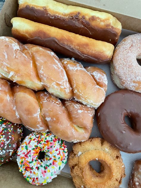 donuts | glazed donuts | chocolate donuts | sugared donuts | sprinkled donuts | doughnuts | desserts | pasteries | baked goods | bakery Cookie Butter Donut, Donuts Glazed, Fall Donuts, Donuts Chocolate, Donuts Donuts, Sweet Roll Recipe, Drawing Food, Pretty Desserts, Glazed Donuts