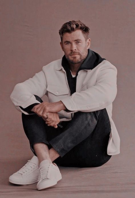 Men Aesthetic Outfits, Natural Man, Liam Hemsworth, Weird Pictures, Date Outfits, Chris Hemsworth, Celebrities Male, Aesthetic Outfits, Stylish Outfits