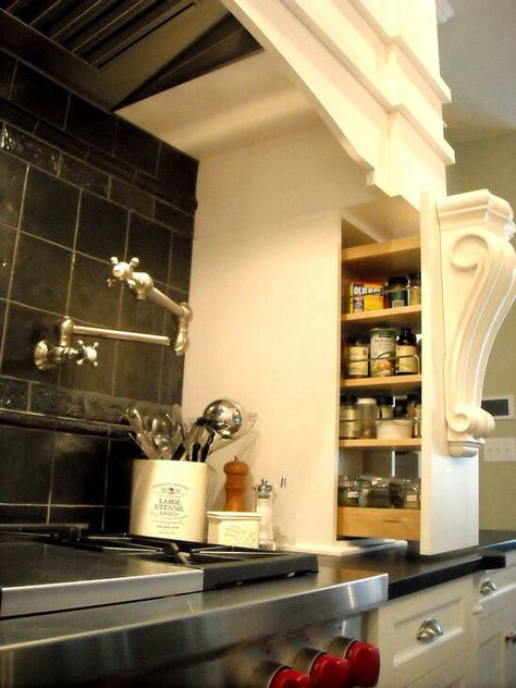 Pull out corbels! Spice Rack Design, Organiser Cucina, White Kitchen Traditional, Hidden Spaces, Traditional Kitchen Design, Hidden Compartments, Storage House, Popular Kitchens, Spice Storage