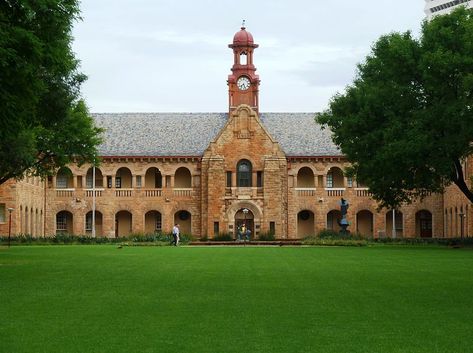 Old Arts Building (Ou Lettere Gebou) of the University of Pretoria. University Of Pretoria South Africa, University Of Pretoria Aesthetic, Veterinarian Aesthetic, Wildlife Veterinarian, University Of Pretoria, Old Arts, 2023 Board, Dream University, Organization Notes