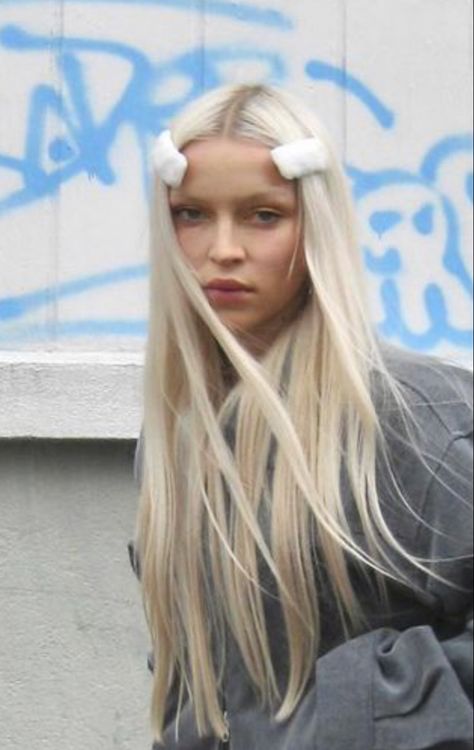 Platinum Blonde Hair With Dark Roots, Scalp Bleach Blonde, Pearly Blonde Hair, Alt Blonde Hair, White Platinum Blonde Hair, Scandinavian Hairline Blonde, Brown Skin Blonde Hair, Avrey Ovard, Long Platinum Blonde