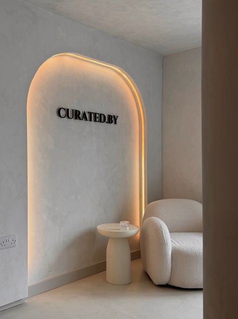 Esthetician Lobby, Scandi Salon Decor, Neutral Salon Decor Luxury, Beauty Store Layout, Med Spa Product Display, Instagramable Backdrop Ideas, Salon Hallway Decor, Minimalist Nail Room, Beauty Salon Inspo Interior Design