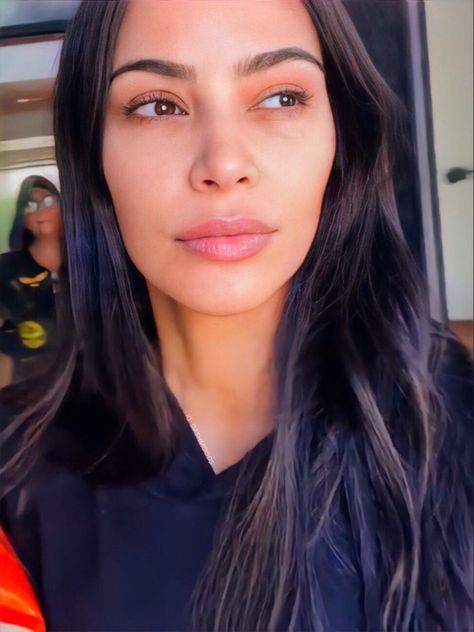 Kardashian Outfits Casual, Kim Kardashian Eyebrows, Kimberly Kardashian, Kim Kardashian Before, With And Without Makeup, Kim Kardashian Hot, Kendall Jenner Video, Celebs Without Makeup, Estilo Kardashian