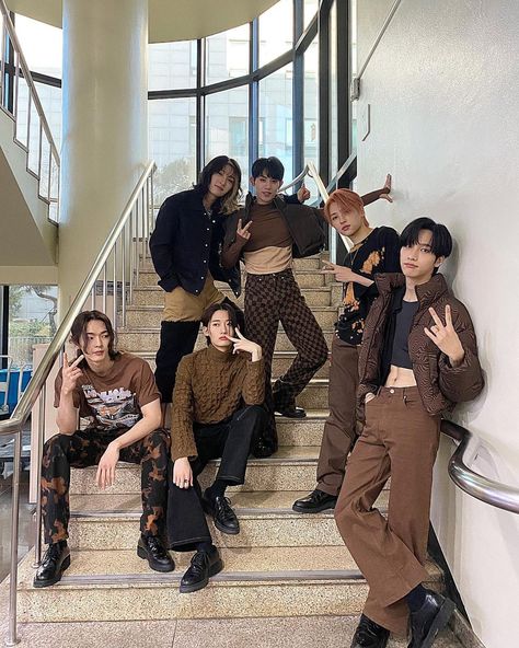 OnlyOneOf(온리원오브) (@onlyoneofofficial) • Instagram photos and videos Kpop Concert Outfit, Korean Group, Group Photos, Kpop Groups, K Idols, Concert Outfit, Pop Group, Lyon, My Images