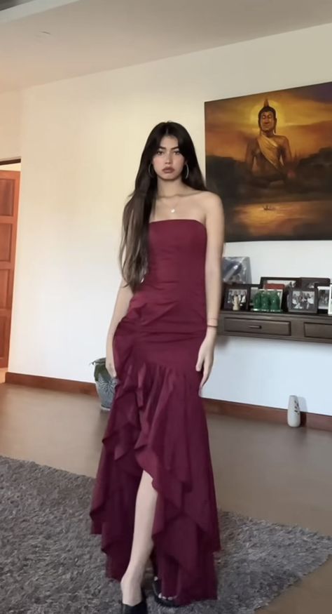 Burgundy Prom Dress Long Fitted, Red Wine Prom Dress, Dresses For Brunettes, Vestidos Color Uva, Maroon Prom Dresses, Long Graduation Dresses, Maroon Dress Outfit, Wine Prom Dress, Maroon Formal Dress