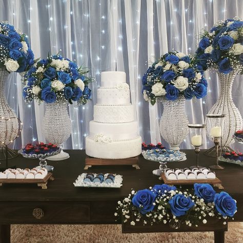 Festa de casamento 
Decoracao festa
Arranjos
Flores
Casamento rustico 90th Birthday, Grad Parties, White Wedding, Flower Arrangements, Royal Blue, Wedding Decorations, Blue And White, Table Decorations, Birthday