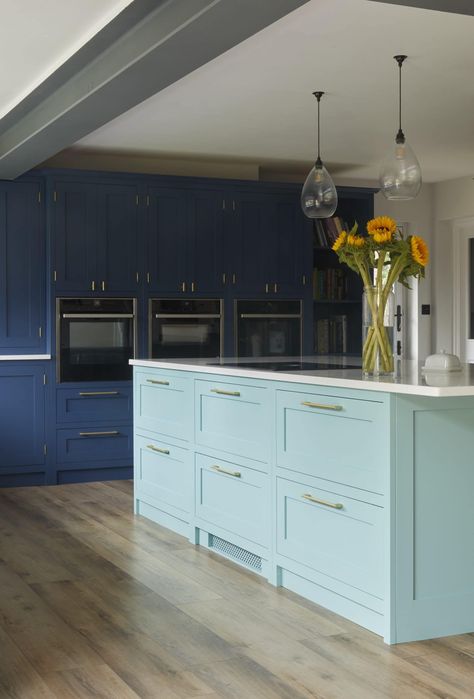 Navy Blue Kitchen Ideas, Neo Classic Kitchen, Kitchen Cabinet Colours, Blue Kitchen Ideas, Home Front Elevation, Cabinet Colours, Kitchen Cabinet Color Ideas, Two Tone Kitchen Cabinets, Navy Blue Kitchen