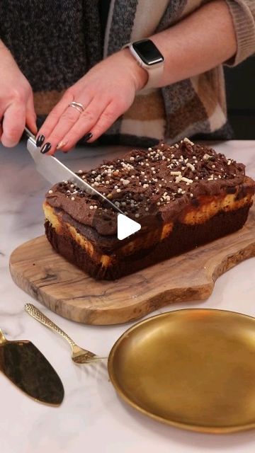 Jane Dunn on Instagram: "Cheesecake Loaf Cake 😍🤤 Recipe 👇 Chocolate cake + cheesecake = a match made in heaven! 🫶 I know you all love a loaf cake recipe, and so do I, meaning there are plenty to choose from on my blog, but this one is honestly indulgence at its finest - you need to try it! Perfect for any occasion or just because! ✨Cake✨ ■ 200 g self-raising flour ■ 50 g cocoa powder ■ 200 g light brown soft sugar ■ 3 medium eggs ■ 150 ml vegetable oil ■ 150 ml whole milk Cheesecake  ■ 250 g full-fat soft cream cheese ■ 75 g caster sugar  ■ 1 tsp vanilla extract  ■ 1 egg yolk Decoration ■ 125 g unsalted butter  ■ 225 g icing sugar  ■ 25 g cocoa powder ✨Method✨ ■ Preheat the oven to 180ºc/160ºc fan, and line a 2lb loaf tin  ■ Add the flour, cocoa powder and sugar to a large bowl and mi Cheesecake Loaf, Chocolate Cake Cheesecake, Ooey Gooey Bars, Gooey Bars, Loaf Cake Recipes, Cake Cheesecake, Soft Sugar, Chocolate Cream Cheese, Ooey Gooey