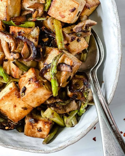 Enjoy this incredibly flavorful Shiitake Asparagus Tofu Stir-fry for lunch. Lots of warm savory flavors that everyone will love! #plantbasedonabudget #shiitake #asparagus #tofu Crunchy Asparagus, Meatless Meals Healthy, Serve Over Rice, Cooking Tofu, Asparagus And Mushrooms, Tofu Stir Fry, Firm Tofu, Asian Inspired Dishes, Extra Firm Tofu