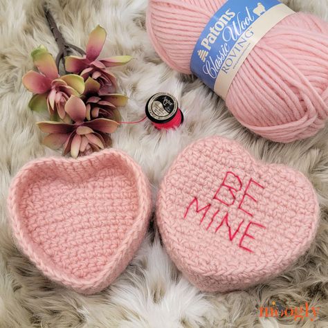 Conversation Heart Crochet Box - Free Pattern on Moogly Crochet Heart Basket, Heart Box Tutorial, Crochet Container, Box Crochet Pattern, Patons Classic Wool, Crochet Holiday, Roving Yarn, Crochet Hearts, Crochet Box