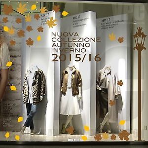 Winter Window Display, Boutique Window Displays, Autumn Window Display, Boutique Store Displays, Display Visual Merchandising, Fashion Store Design, Spring Porch Decor, Window Architecture, Store Design Boutique