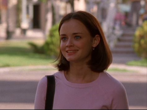 #rorygilmore #gilmoregirls Rory Gilmore Hair, Rory Gilmore Style, Gilmore Girls Fashion, Gilmore Girl, Alexis Bledel, Lorelai Gilmore, Stars Hollow, Rory Gilmore, Long Bob