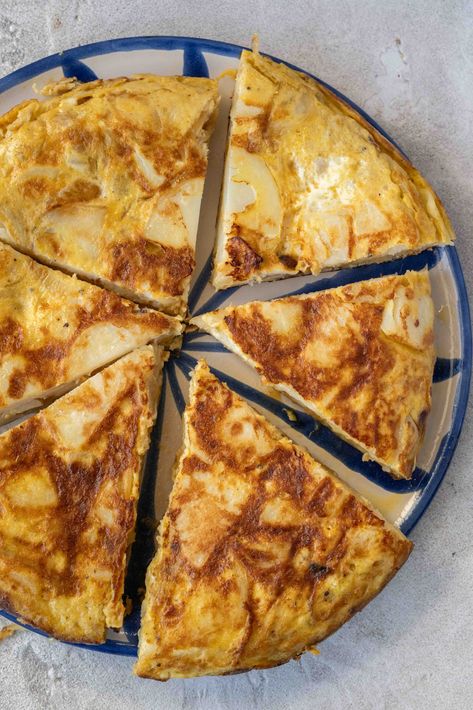 Spanish Tortilla Spanish Tortilla Recipe, Easy Lunchbox Ideas, Breakfast Tortilla, Spanish Tapas Recipes, Easy Lunchbox, Potatoes And Gravy, Spanish Tortilla, Spanish Omelette, Brazilian Recipes