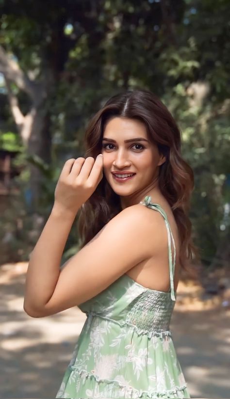 Prettiest Girl, Belly Shirts, Kriti Sanon, Actress Pics, Pretty Songs, Blackpink Fashion, Stylish Girl, Bollywood Actress, Good Morning