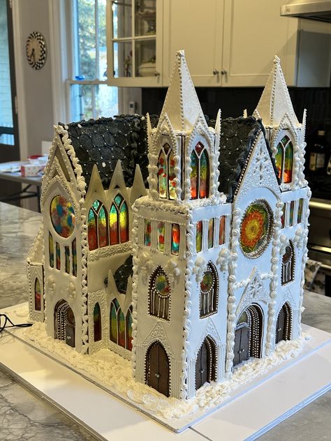 Crazy Gingerbread Houses, Gingerbread Mansion, Big Gingerbread House, Gingerbread Village Ideas, Church Gingerbread House, Amazing Gingerbread Houses, Cathedral Gingerbread Houses, Stained Glass Gingerbread House, Stained Glass Gingerbread House Pattern