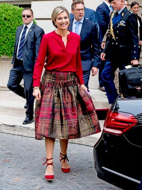 Sleek Outfit, Dutch Queen, Princess Máxima, Elegante Y Chic, Style Royal, Dutch Royalty, Queen Máxima Of The Netherlands, European Royalty, Queen Dress