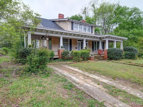 Original details inside! Circa 1900 in North Carolina. $159,000 - The Old House Life Old House Charm, Hydrangea House, Huge Home, Pond House, Historic Homes For Sale, Old Abandoned Houses, Leaded Glass Windows, Tiny House Trailer, Old Houses For Sale