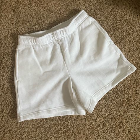 Cute White Shorts, Aritzia Cozy Fleece, Short Sweatpants, Best Online Clothing Stores, Aesthetic Shorts, White Bottoms, Cute Gym Outfits, Casual Preppy Outfits, Cute Lazy Day Outfits