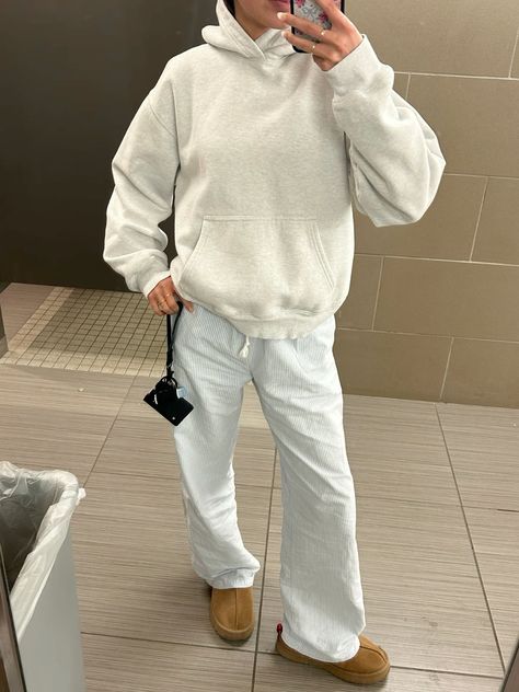 #hoodie #back to school fits #outfit ideas #white hoodie #outfits #ootd Plain Hoodies Outfit, Plain Sweatshirt Outfit, White Hoodie Outfits, Chill School Outfits, Oversized White Hoodie, White Hoodie Outfit, Fall Outfit Trends, Chill Outfit, Hoodie Outfits